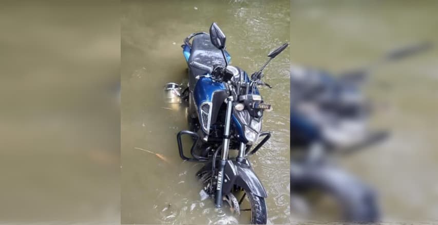 মাছ ধরার জালে ধরা পড়ল মটরসাইকেল