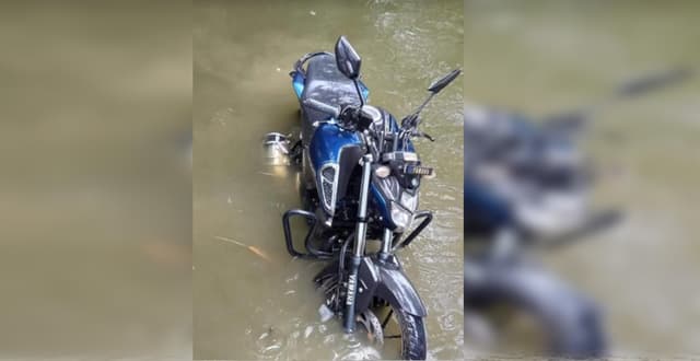 মাছ ধরার জালে ধরা পড়ল মটরসাইকেল