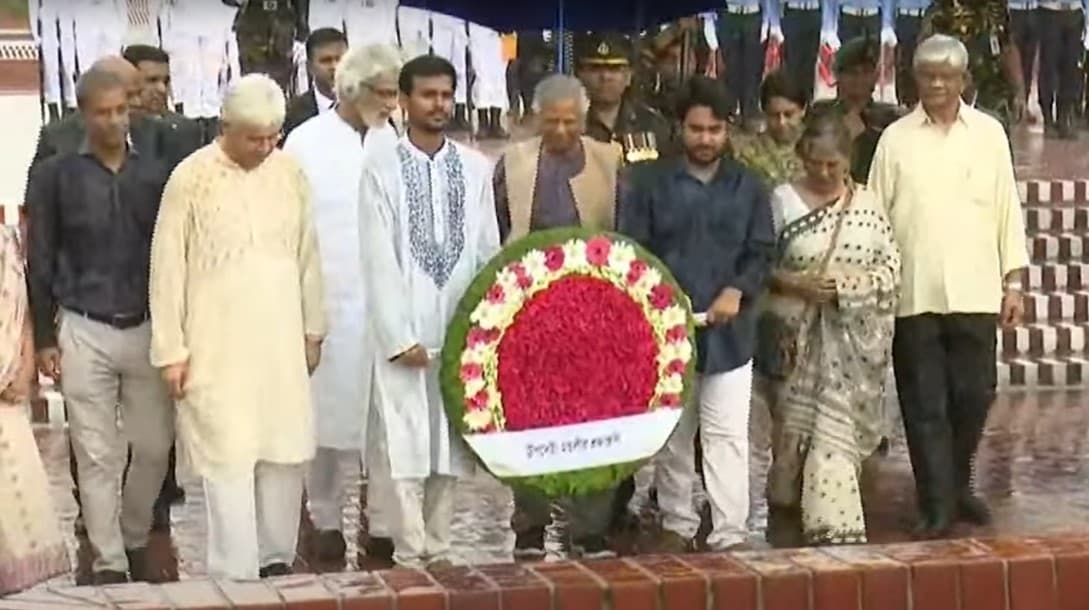 বৃষ্টিতে ভিজে স্মৃতিসৌধে ড. ইউনূসের নেতৃত্বে অন্তর্বর্তীকালীন সরকারের শ্রদ্ধা