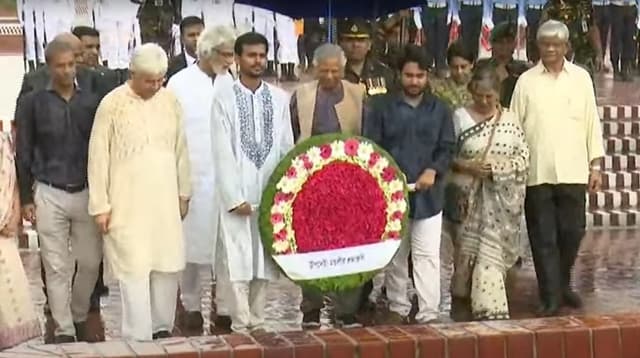 বৃষ্টিতে ভিজে স্মৃতিসৌধে ড. ইউনূসের নেতৃত্বে অন্তর্বর্তীকালীন সরকারের শ্রদ্ধা