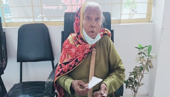 শেষ সম্বলটুকু হারিয়ে বৃদ্ধা আমেনা বেগম বিচারের আশায় ঘুরছে