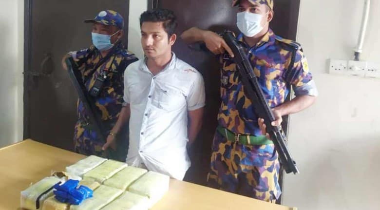 ৮০ হাজার ইয়াবাসহ রোহিঙ্গা আটক