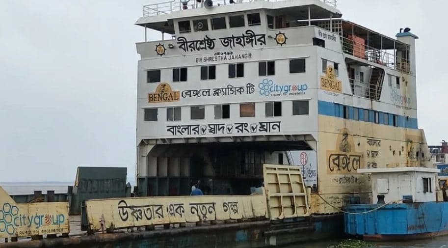 পদ্মা সেতুর পিলারে ধাক্কায় ফেরির মাস্টার-সুকানি বরখাস্ত
