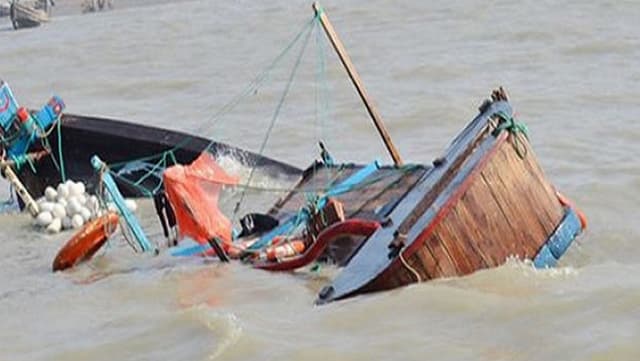 বঙ্গোপসাগরে মাছ ধরার ট্রলারডুবি, ৮ জেলে নিখোঁজ