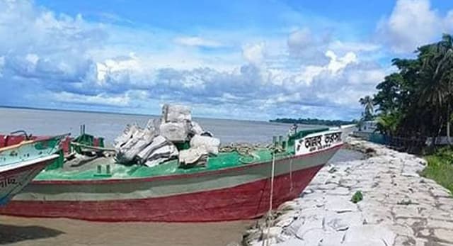 বরিশালে নদী রক্ষা বাঁধ নির্মাণে চেয়ারম্যানের বাধা !