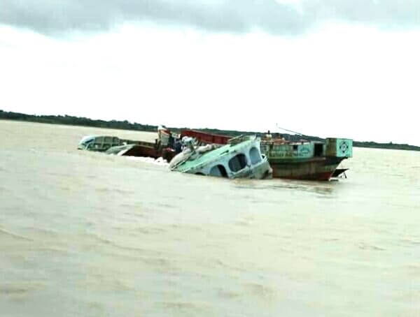 হিজলার মেঘনায় পণ্যবাহী ট্রলার ডুবি