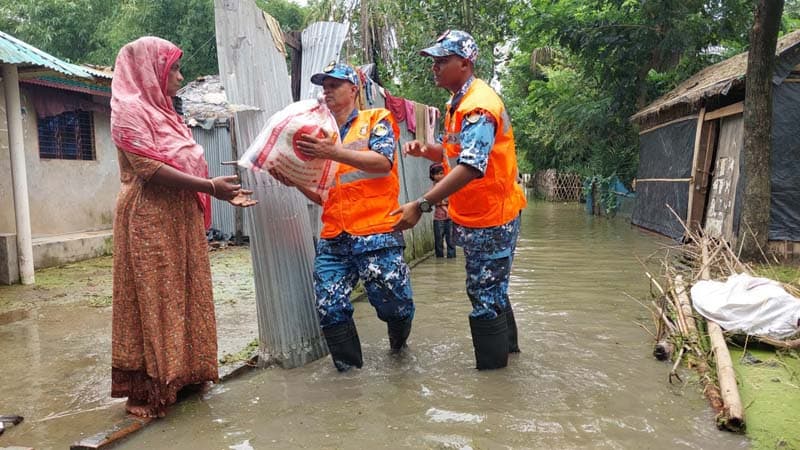 কক্সবাজারে বন্যার্তদের মাঝে কোস্টগার্ডের ত্রাণ সামগ্রী বিতরণ