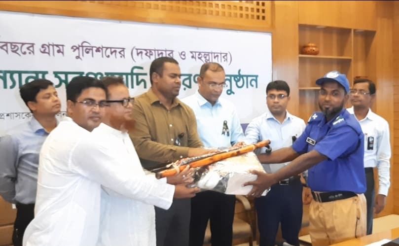 মাদারীপুরে গ্রাম পুলিশদের মাঝে পোশাক ও সরাঞ্জাম বিতারন