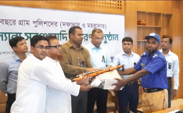 মাদারীপুরে গ্রাম পুলিশদের মাঝে পোশাক ও সরাঞ্জাম বিতারন