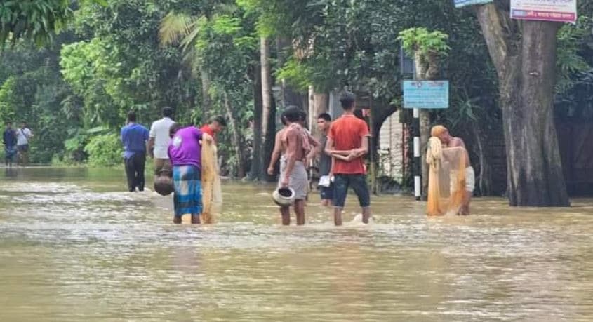 পানি কমলেও দুর্ভোগ বেড়েছে, ফেনী-পরশুরাম সড়কে যান চলাচল বন্ধ