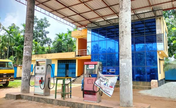 ভূরুঙ্গামারীতে মাপে কম দেয়ায় ফিলিং স্টেশন বন্ধ করে দিয়েছে শিক্ষার্থীরা
