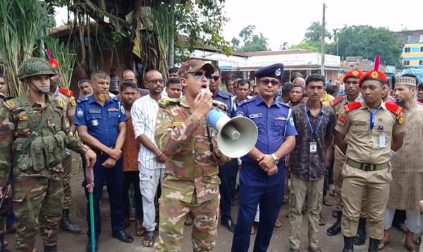 ঠাকুরগাঁওয়ে সেনা পাহারায় থানায় ফিরছেন পুলিশ সদস্যরা