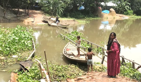 আত্রাইয়ে পানিতে ডুবলো বিকল্প রাস্তা, নৌকা-ই একমাত্র ভরসা স্থানীয়দের