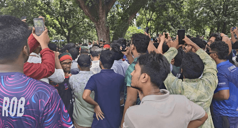 প্রধান বিচারপতির পদত্যাগ দাবিতে হাইকোর্টে শিক্ষার্থীদের ঢল