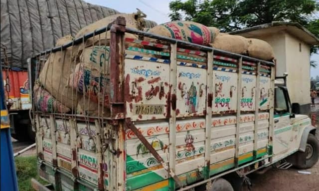 দীর্ঘ দিন পর হিলি বন্দর দিয়ে ভারত থেকে সজনেডাঁটা আমদানি
