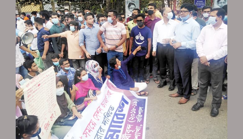 বরিশালে সড়ক অবরোধ করে শিক্ষার্থীদের বিক্ষোভ