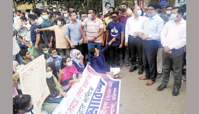 বরিশালে সড়ক অবরোধ করে শিক্ষার্থীদের বিক্ষোভ