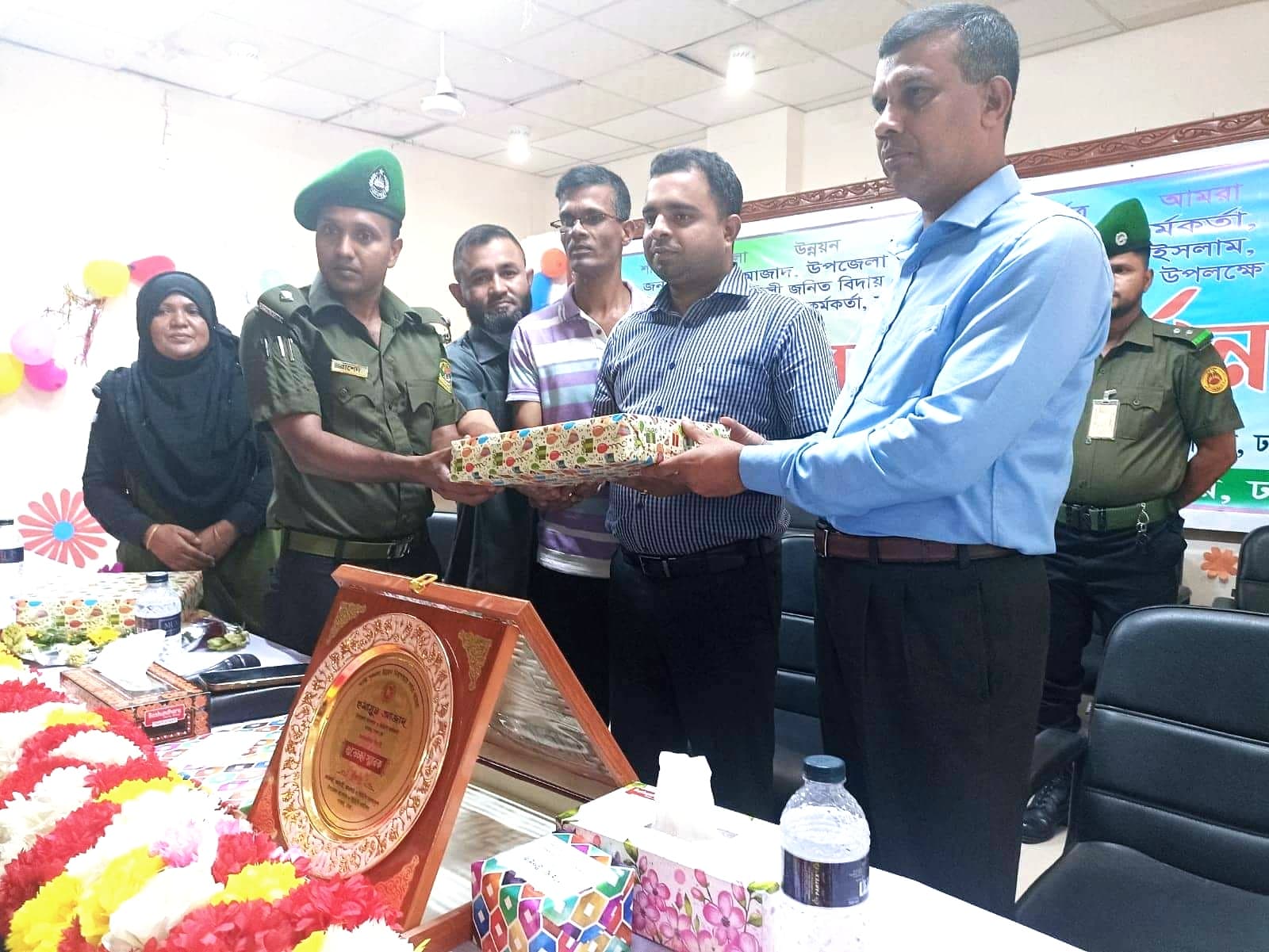 সাভারে আনসার ভি,ডি,পি কর্মকর্তার বিদায় ও বরন অনুষ্ঠান