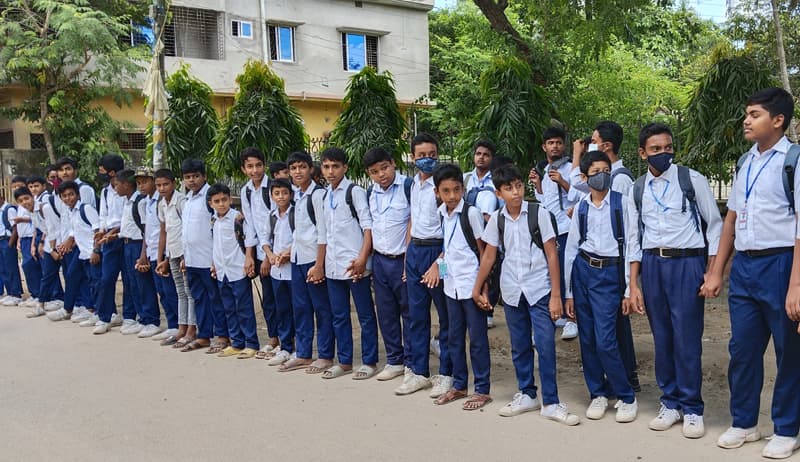 পাঁচবিবিতে শিক্ষকের বিচারের দাবীতে শিক্ষার্থীদের মানববন্ধন