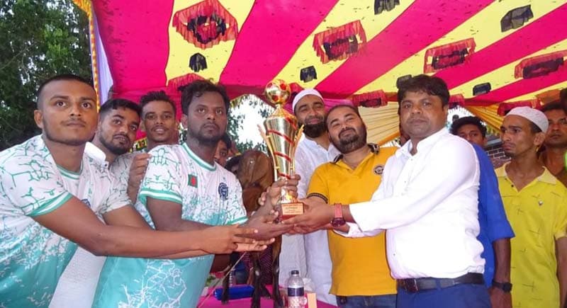 হিলিতে ফুটবল টুর্নামেন্টের ফাইনাল খেলা অনুষ্ঠিত