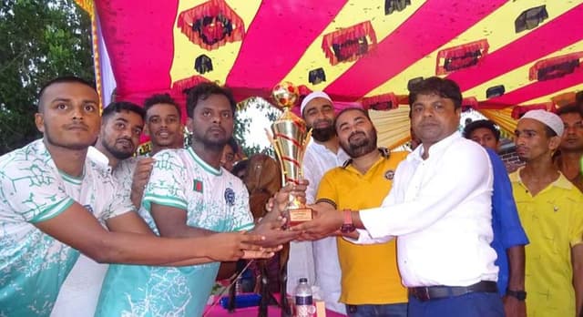 হিলিতে ফুটবল টুর্নামেন্টের ফাইনাল খেলা অনুষ্ঠিত