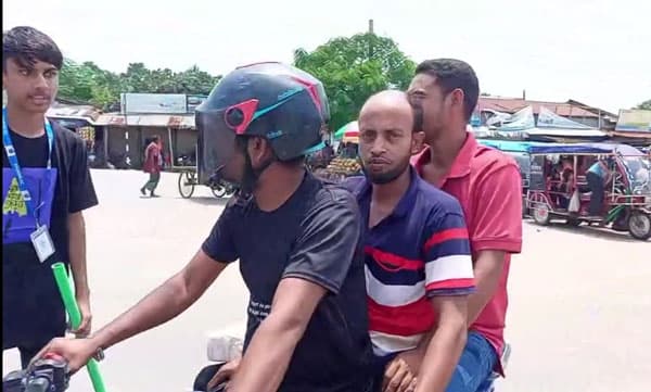 আত্রাইয়ে ট্রাফিকের দায়িত্বে সড়কে শিক্ষার্থীরা