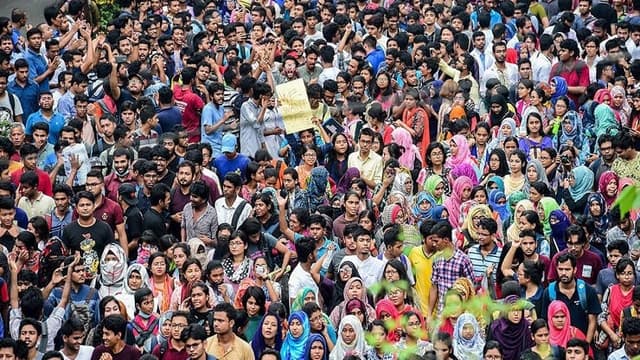 ছাত্র-জনতার অভ্যুত্থান : শেখ হাসিনার পতন এবং নতুন বাংলাদেশের সন্ধানে