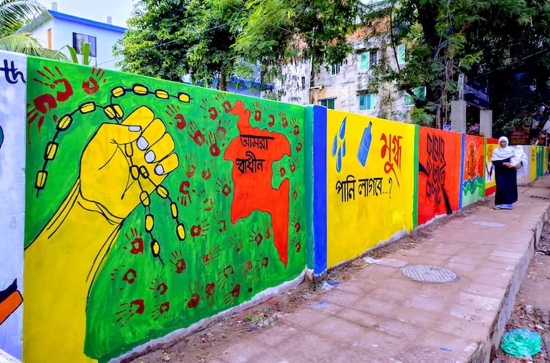 দেবীদ্বারে রং তুলিতে স্বপ্নলিপি আঁকছে ও যানজট নিরসন করছে শিক্ষার্থীরা