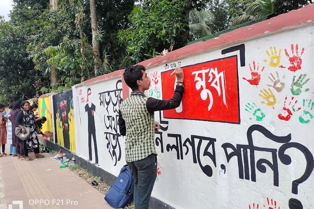 শ্রীমঙ্গলে দেয়ালে দেয়ালে শহিদ আবু সাঈদ আর আন্দোলনের গ্রাফিতি