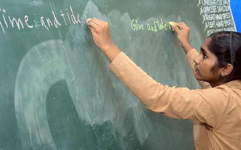 দু'হাতে এক সঙ্গে ভিন্ন ভাষা লিখে ভাইরাল তরুনী!