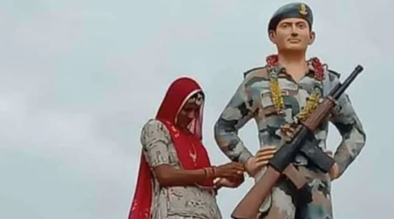 দেশের জন্য প্রাণ দিয়েছেন দাদা, মূর্তিতে রাখি পরালেন বোন