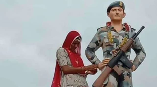 দেশের জন্য প্রাণ দিয়েছেন দাদা, মূর্তিতে রাখি পরালেন বোন