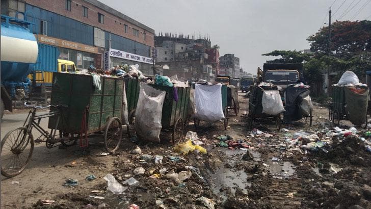 রাজধানীতে ময়লার স্তুপ থেকে ২ নবজাতকের মরদেহ উদ্ধার