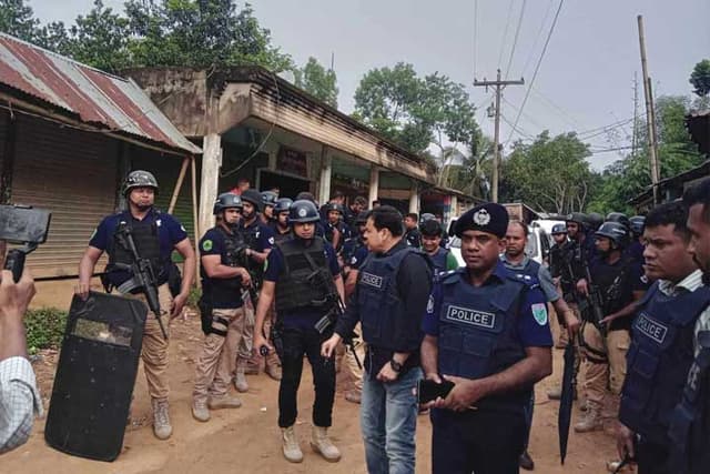 কুলাউড়ায় ‘জঙ্গি আস্তানা’ থেকে সন্দেহভাজন আটক ১০