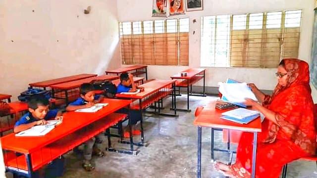 রাজাপুরে চর পালট স্কুলে মাত্র ৬ শিক্ষার্থী উপস্থিত!