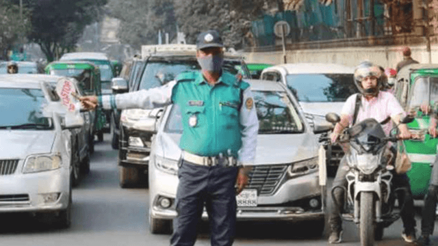 ৬ দিন পর সীমিত পরিসরে সড়কে ট্রাফিক পুলিশ নেমেছে