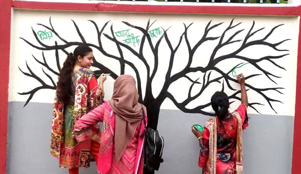 হিলিতে শহরের দেওয়াল আলপনায় সাজিয়ে তুলছেন শিক্ষার্থীরা