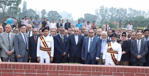 জাতীয় স্মৃতিসৌধে প্রধান বিচারপতি শ্রদ্ধা নিবেদন করেছেন
