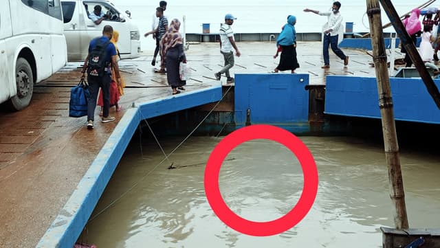 নিজেকে বাঁচাতে সন্তান নিয়ে পদ্মায় ঝাঁপ দিলেন মা !