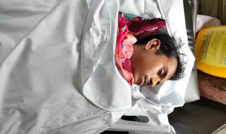 মোবাইল কেনার টাকা না দেয়ায় অভিমানে আত্মহত্যা