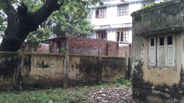 হিলি সরকারী খাদ্যগুদামের জায়গা দখল করে পাকা বাড়ি নির্মান