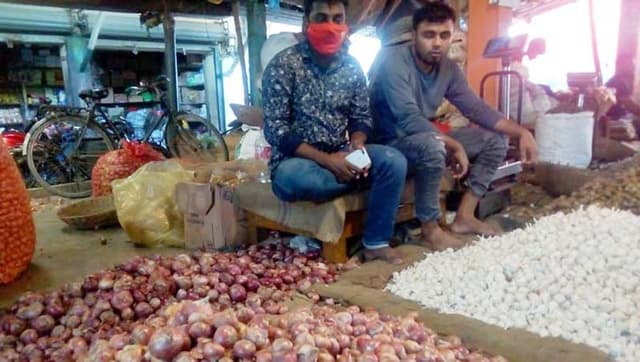 হিলি স্থলবন্দরে দুই দিনের ব্যবধানে পেঁয়াজের দাম বেড়েছে কেজিতে ৬ টাকা