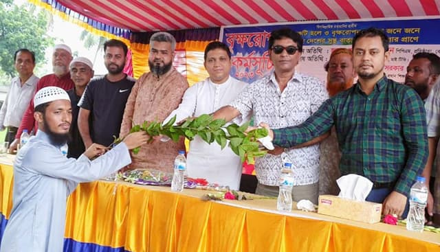 শিক্ষার্থীদের মাঝে বিনামূল্যে বৃক্ষ বিতরণ কর্মসূচির উদ্বোধন