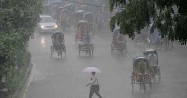ভোর থেকেই রাজধানীতে বৃষ্টি, ভোগান্তিতে অফিসগামীরা