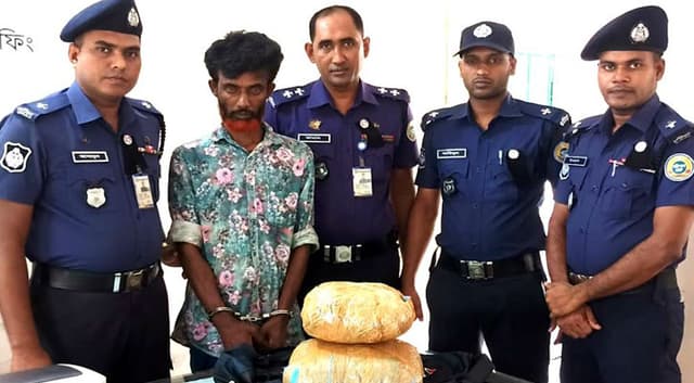 ওয়ারেন্টভূক্ত আসামী গ্রেফতারে গিয়ে তিন কেজি গাঁজা উদ্ধার