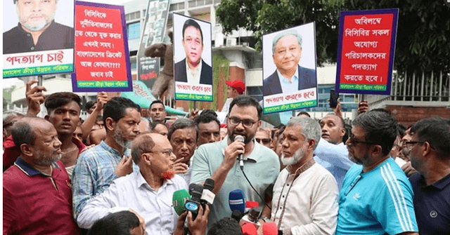 পাপনসহ পরিচালকদের পদত্যাগের দাবিতে বিসিবিতে বিক্ষোভ