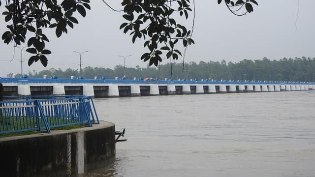 তিস্তা নদীর পানি বিপৎসীমার ওপরে, বন্যা আতঙ্কে মানুষ