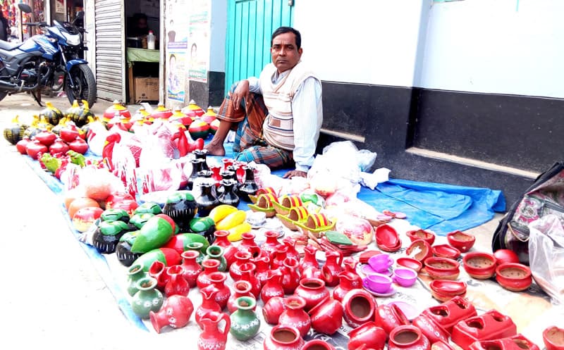 আধুনিকতার ছোঁয়ায় বিলীনের পথে আত্রাইয়ের মৃৎ শিল্প