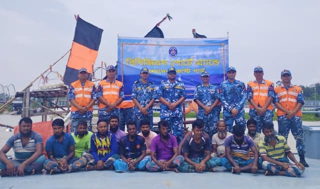 সমুদ্রে ভাসতে থাকা ১৪ জেলেকে জীবিত উদ্ধার করল কোস্ট গার্ড