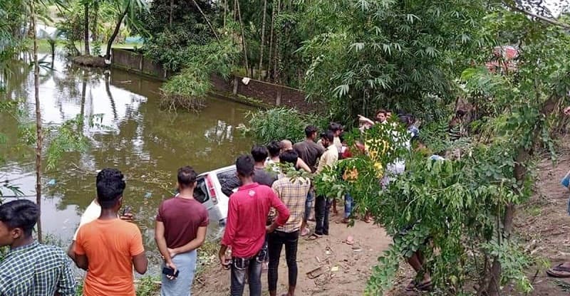 নিয়ন্ত্রণ হারিয়ে মাইক্রোবাস উল্টে খাদে শিশুসহ নিহত ৭